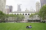 Homme d'affaires allongé sur l'herbe, Bryant Park, New York, New York, USA