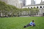 Homme d'affaires en utilisant l'ordinateur portable ordinateur Bryant Park, New York, New York, USA