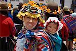 Mère et bébé dans le marché d'Otavalo, Pérou