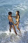 Couple cubain dans l'eau à la plage à Cuba