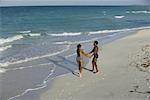 Cubaine Couple marchant le long de la plage à Cuba