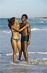 Couple cubain sur la plage à Cuba