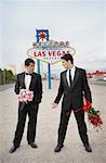 Hommes en tenues de soirée par signe, Las Vegas, Nevada, USA