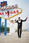 Braut und Bräutigam durch Schilder, Las Vegas, Nevada, USA
