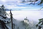 Schloss Neuschwanstein im Nebel, Bayern, Deutschland