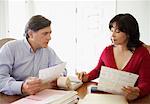 Couple faisant Finances personnelles