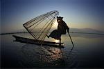 Intha Fisherman au lever du soleil, le lac Inle, État Shan, au Myanmar