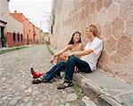 Couple parlant sur le trottoir, Mexique