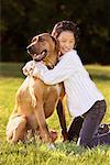 Porträt von Mädchen umarmt Hund
