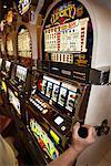 Person spielen Spielautomaten im Casino, Las Vegas, Nevada, USA