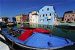 Bateau et maisons de l'île de Burano, la lagune de Venise, Italie