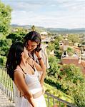 Couple debout sur le balcon