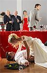 Braut versucht, Kellner auf Hochzeit zu küssen