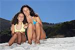 Mutter und Tochter am Strand