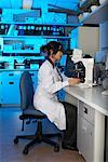 Technicien de laboratoire à la recherche au Microscope