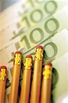 Nahaufnahme der Bleistifte über hundert Euro-Banknoten
