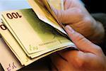 Unternehmer holding mehrere hundert Euro Banknoten, close-up