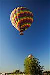 Low Angle View of einen Heißluftballon fliegen in den Himmel