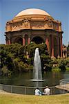 Blick auf einen Springbrunnen und Rotunde, das Exploratorium, San Francisco, Kalifornien, USA