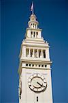 Vue d'angle faible d'une tour de l'horloge, San Francisco, Californie, USA