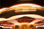 Vue d'angle faible d'un carrousel de nuit, Californie, USA