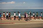 Vue arrière d'un groupe de cyclistes en regardant l'océan Pacifique, La Jolla, San Diego, Californie, USA