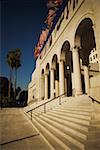 Flachwinkelansicht aus einer Anordnung von amerikanischen Flaggen außerhalb eines Gebäudes, Rathaus, Los Angeles, Kalifornien, USA