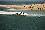 Fernsicht auf eine Gruppe von Menschen Surfen, Malibu, Kalifornien, USA