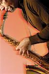 Gros plan d'un musicien joue du saxophone