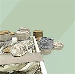 Nahaufnahme der ein Bündel von hundert-Dollar-Scheine und Münzen gestapelt