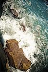 Vagues s'écraser sur un rocher formation, récifs de Coronado, San Diego, Californie, Etats-Unis