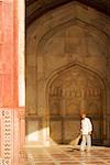 Portrait d'un homme debout dans la mosquée de bernade, Agra, Uttar Pradesh Inde