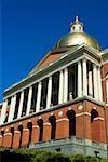 Vue faible angle d'un bâtiment, Massachusetts State Capitol, Boston, Massachusetts, USA