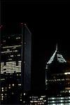 Vue d'angle faible de gratte-ciels dans la nuit, Chicago, Illinois, USA