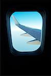 Aile d'avion à travers une fenêtre de l'avion