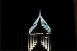 Vue d'angle faible du haut d'un bâtiment illuminé de nuit, Prudential Tower, Chicago, Illinois, USA
