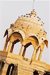 Vue en coupe haute d'un dôme, Gadi Sagar, Jaisalmer, Rajasthan, Inde