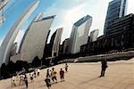 Vue d'angle faible de gratte-ciels dans une ville, Sculpture de Cloud Gate, Chicago, Illinois, USA