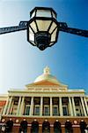 Vue d'angle faible d'une lampe devant un immeuble, State House, Boston, Massachusetts, USA