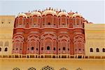 Flachwinkelansicht der Fassade eines Palastes, Hawa Mahal, Jaipur, Rajasthan, Indien