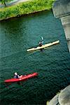 Vue grand angle de deux personnes, kayak dans une rivière, Boston, Massachusetts, États-Unis