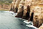 Vue grand angle de grottes sous une falaise, les récifs de La Jolla, baie de San Diego, Californie, Etats-Unis