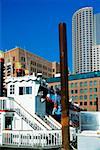 Boot vor Wolkenkratzer, Boston, Massachusetts, USA