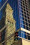 Gros plan de la réflexion d'une tour sur la façade en verre d'un immeuble, Custom House, Boston, Massachusetts, USA