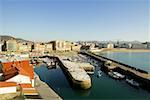 Erhöhte Ansicht von Schiffen angedockt an einen Hafen, Spanien