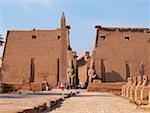 Touristen in der Nähe ein Obelisk, der Tempel von Luxor, Luxor, Ägypten