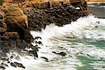 Vue d'angle élevé des vagues s'écrasant sur un rock formation, récifs de Coronado, San Diego, Californie, Etats-Unis