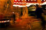 Carrousel dans un parc d'attractions pendant la nuit, San Diego, Californie, USA