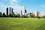 Parc en face de gratte-ciels dans une ville, Chicago, Illinois, USA