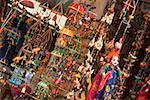 Dekorationen, hängend an einem Marktstand, Pushkar, Rajasthan, Indien